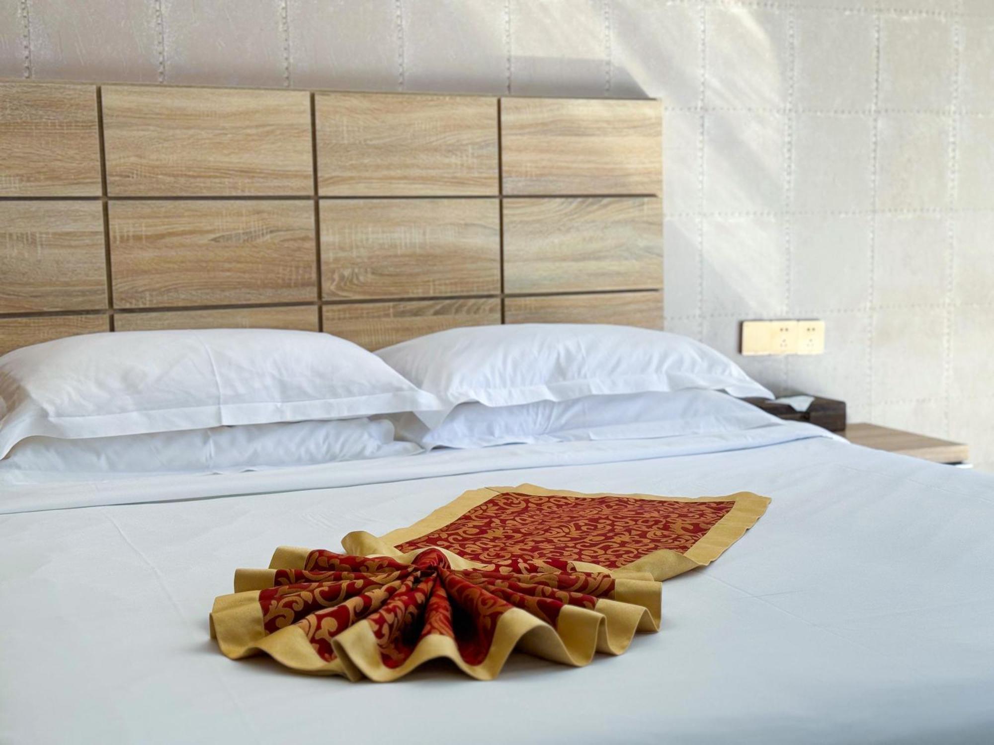 Barry Boutique Hotel Санья Экстерьер фото